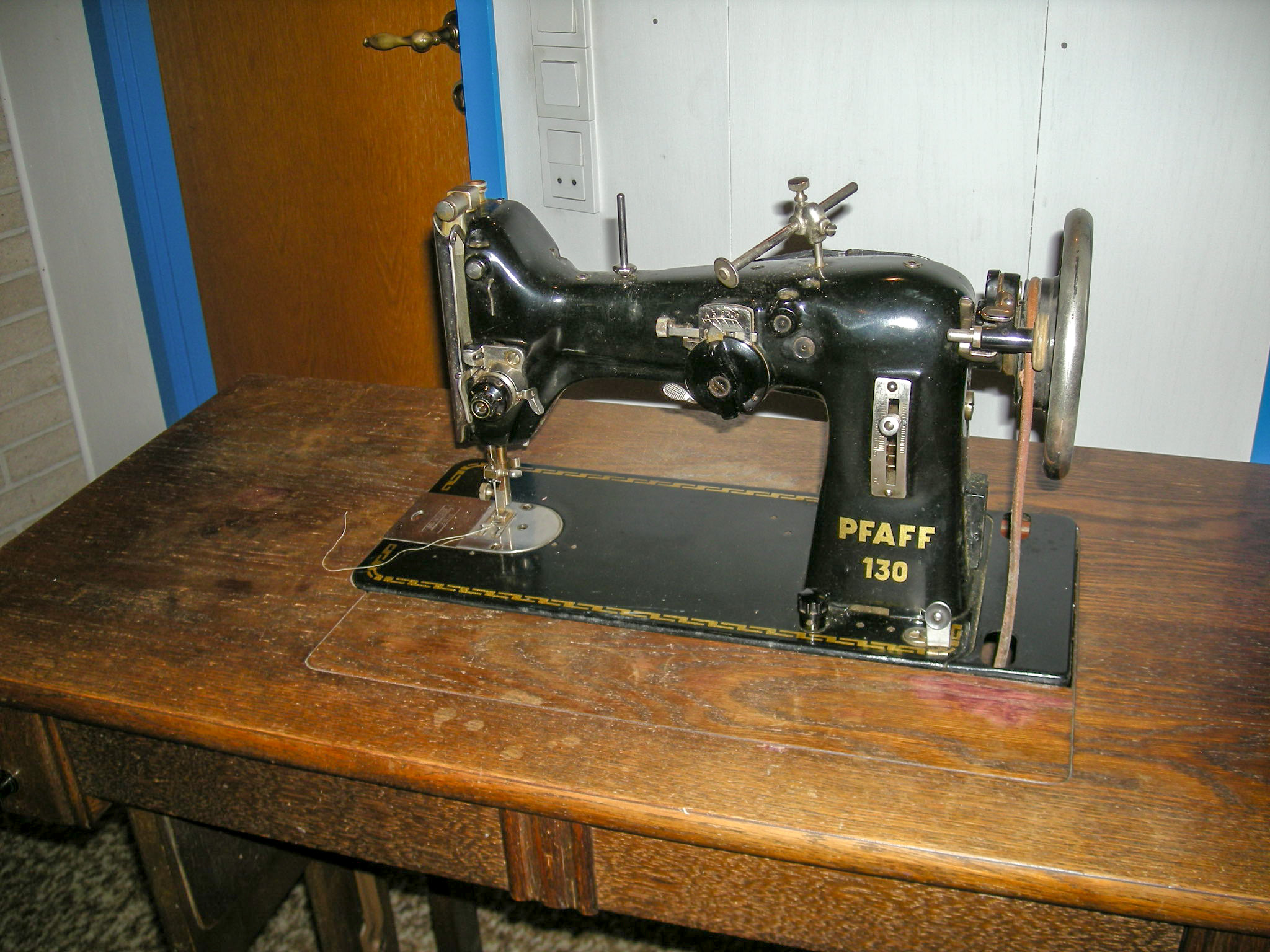 Antik symaskine - på Gombotec webshop.